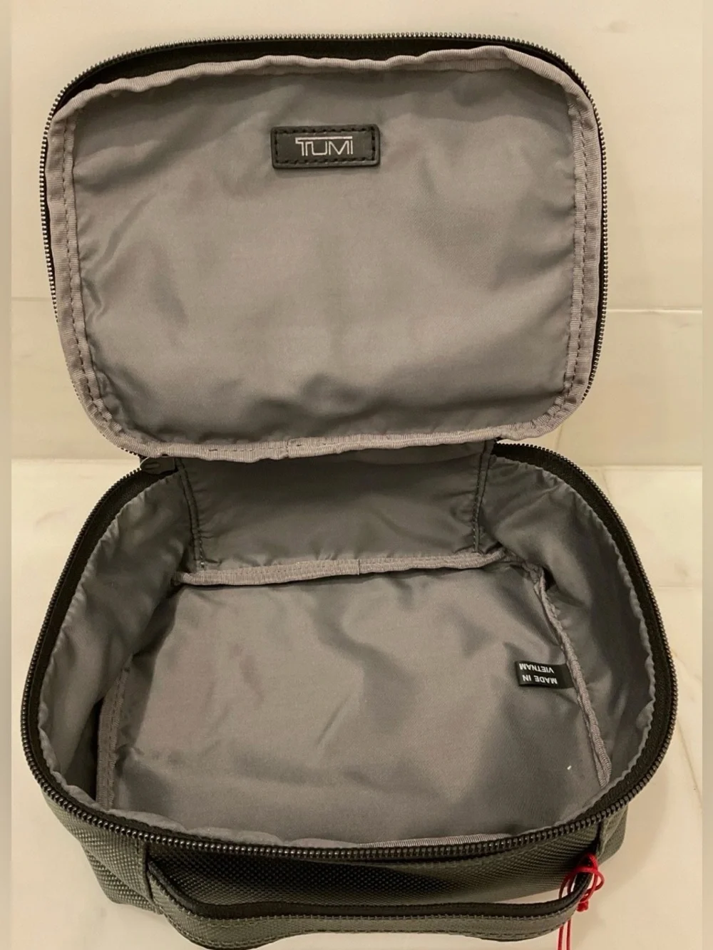 NEW TUMI Zippered CUBE TRAVEL POUCH - Cosmetic Bag - SEAL GRAY